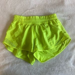 Lululemon women’s hotty hot short. 2.5 inch size 2